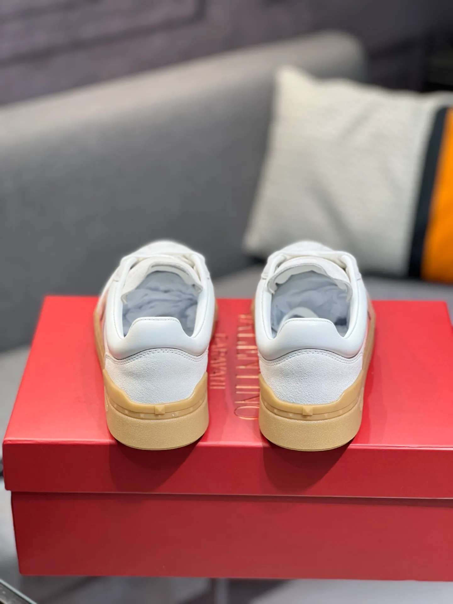 Men's shoes 💰620 👉🌹🌹VALENTINO counter synchronized new low-top casual sports shoes 👍Professional and high-end, perfect replica, first-class quality! 👍All made of original 1:1 materials, exclusive mold opening! 👍High mercerized cowhide fabric 👍TPU outsole, comfortable and wear-resistant, brand injection insole, 👍Full set of high-end counter packaging 👍All details are customized with 1:1 mold, striving for perfection! 👍Couple style female 35-41, male 38-46 (female 41, male 45 46 customized)